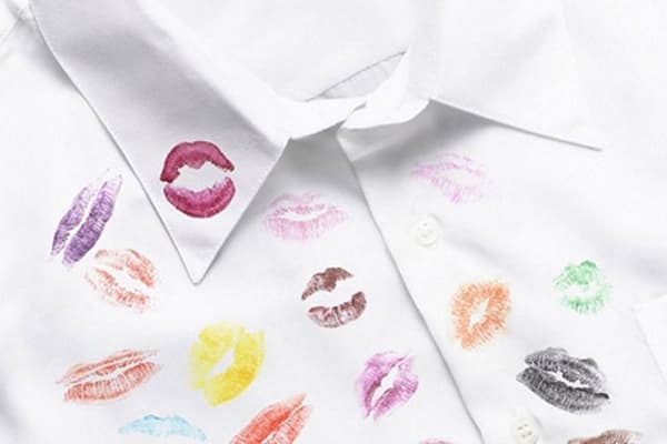Lippenstiftflecken auf einem weißen Hemd