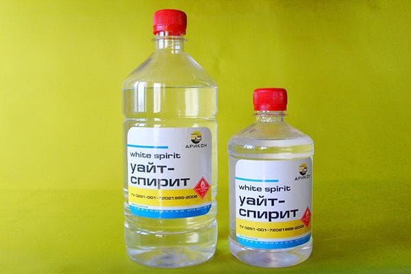 White Spirit in Flaschen unterschiedlicher Größe