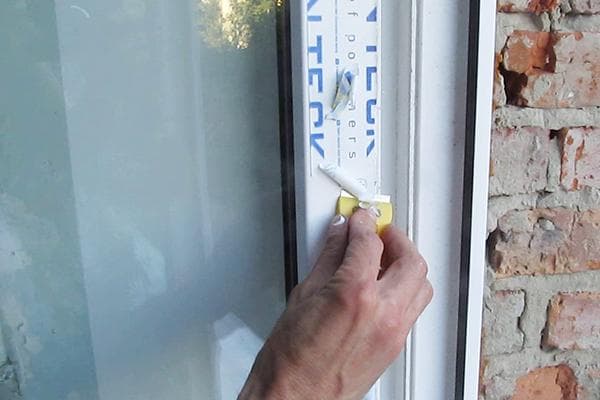 Entfernen der Schutzfolie vom Fenster