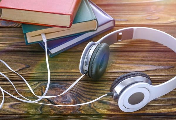 Kopfhörer und Bücher