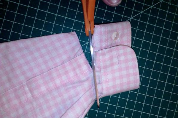Abtrennen der Manschette vom Hemdsärmel