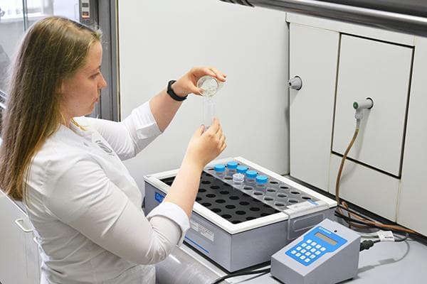 Eine Laborantin untersucht Essig