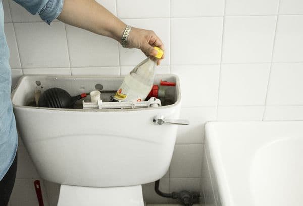Verringerung des Wasserverbrauchs mit einer Flasche