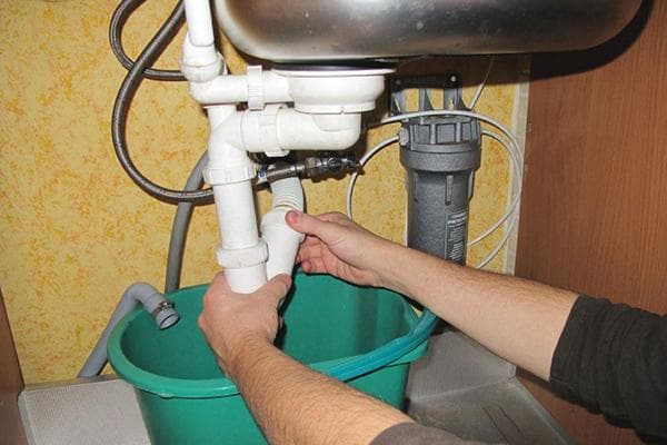 Zerlegung des Siphons unter dem Waschbecken zur Reinigung