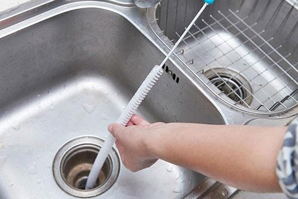 Verwendung eines Sanitärkabels zur Reinigung des Waschbeckens