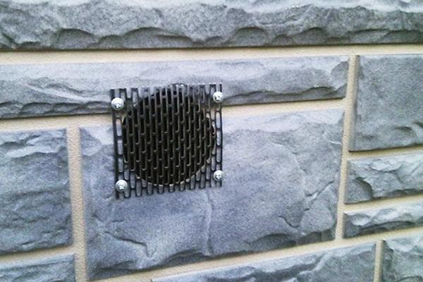 Lüftungsöffnung im Garagensockel