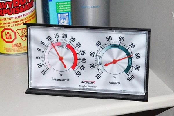 Hygrometer im Regal der Garage