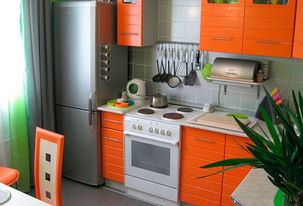 Kühlschrank in der Nähe der Heizung