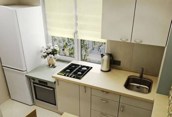 Kühlschrank neben dem Backofen