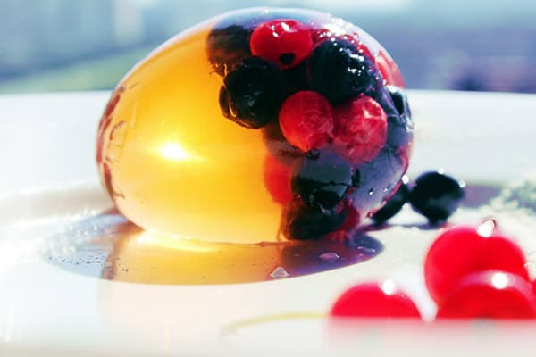 Ei aus Gelatine mit Beeren