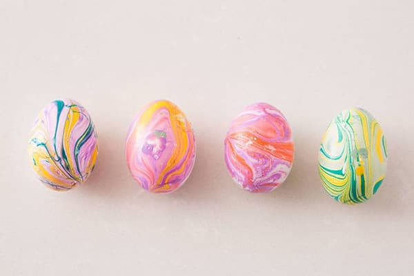 Mit Nagellack gefärbte Eier
