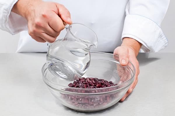 Zugabe von Wasser zu den Bohnen