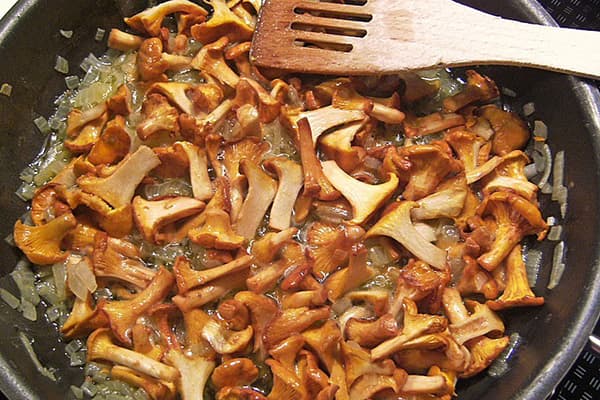 Pilze mit Zwiebeln braten