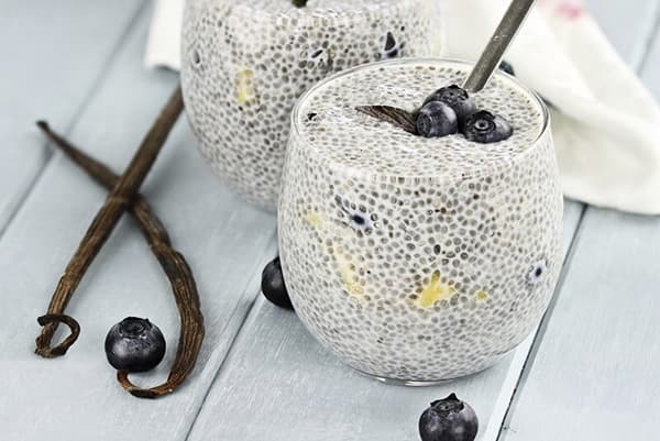 Chiasamen in Milch mit Heidelbeeren