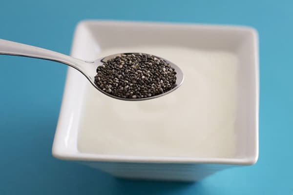 Zugabe von Chiasamen zu Kefir