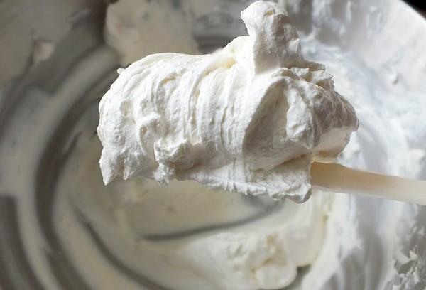 Frischkäsecreme für Kuchen auf Butter- und Sahnebasis