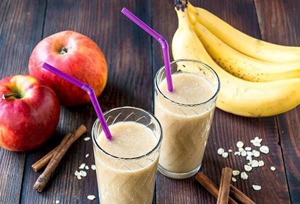 Cocktail mit Kokosmilch, Äpfeln und Banane
