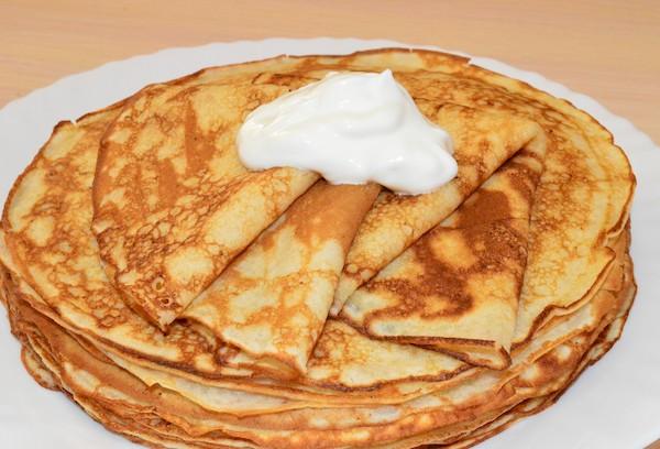 Pfannkuchen mit saurer Sahne