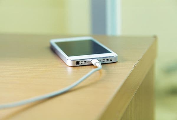 Telefon am Ladegerät