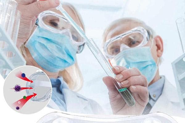 Medizinisches Personal mit Schutzbrillen und Masken