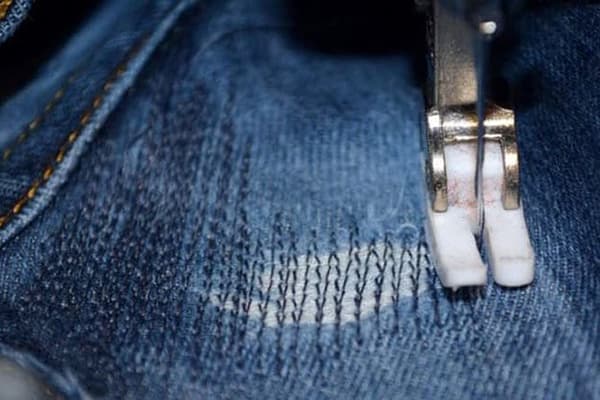 Kaschieren von Scheuerstellen an Jeans