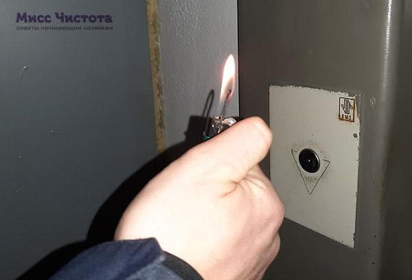 die Flamme desinfiziert es.