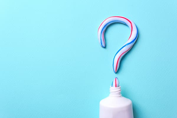 Point d'interrogation en dentifrice