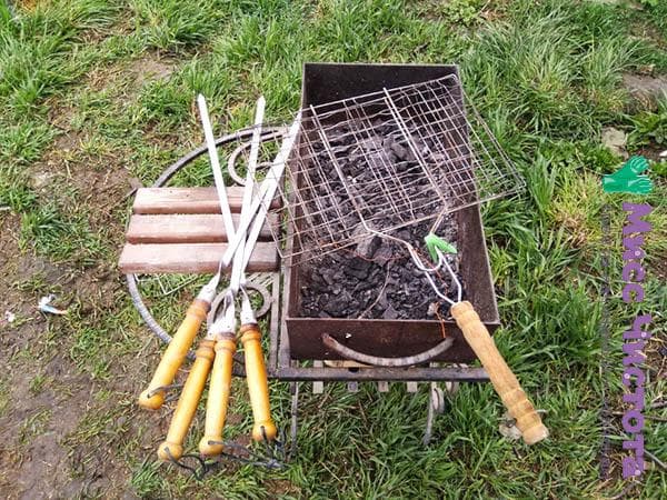 Grillrost für Schaschlik auf dem Holzkohlegrill