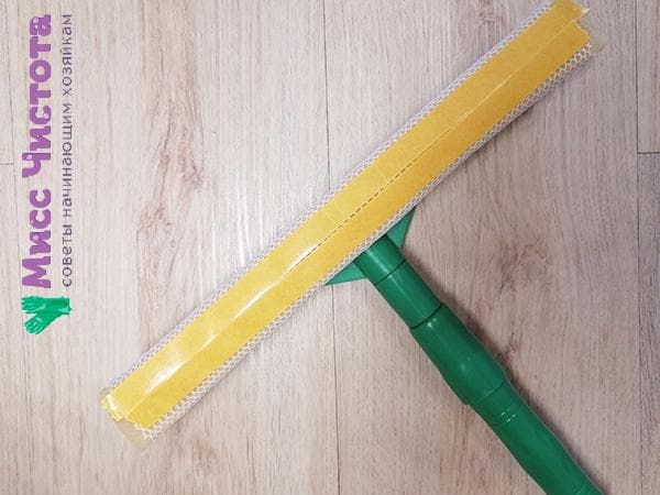 Klebeband auf der Bodenbürste