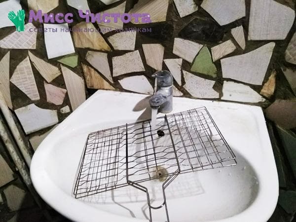 Reinigung des Rosts im Waschbecken