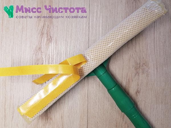 Ablösen der Klebeschicht des Klebebands