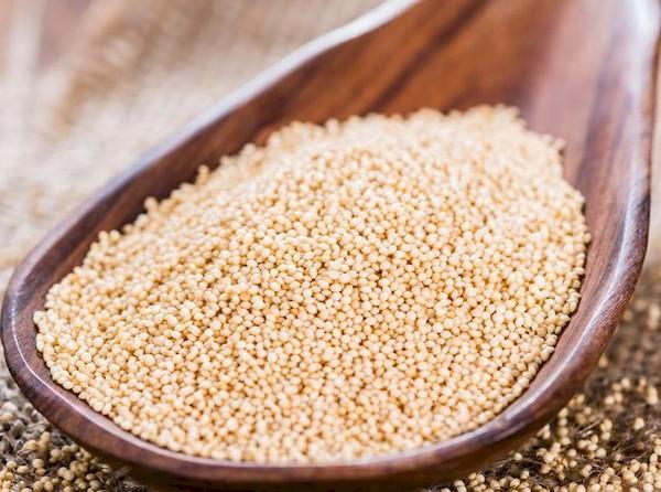 Amaranth auf einem Löffel