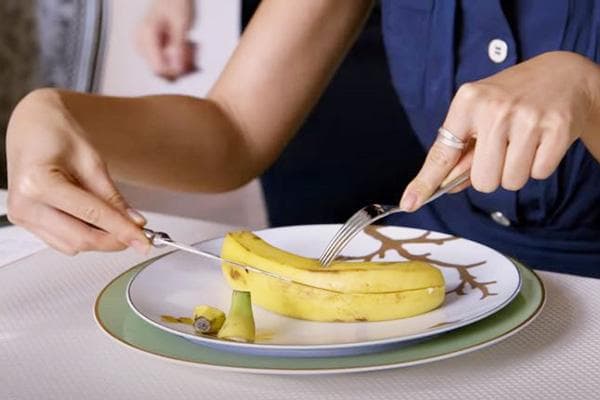 Wie man eine Banane nach der Etikette richtig isst