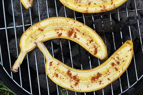 Zubereitung von Bananen auf dem Grill