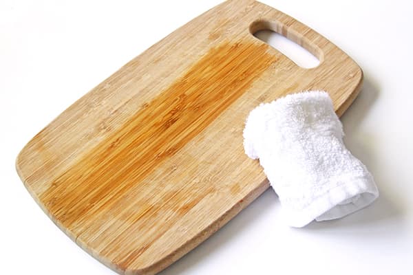 Behandlung eines hölzernen Schneidebretts mit Imprägnierung