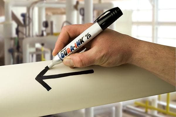 Ein Mann zeichnet mit einem schwarzen Marker einen Pfeil