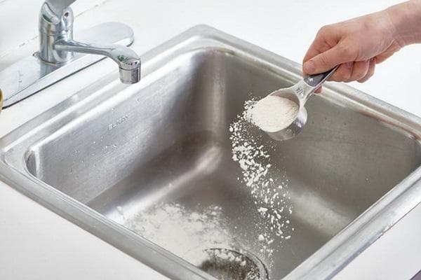 Eine Spüle aus Edelstahl wird mit Mehl bestäubt