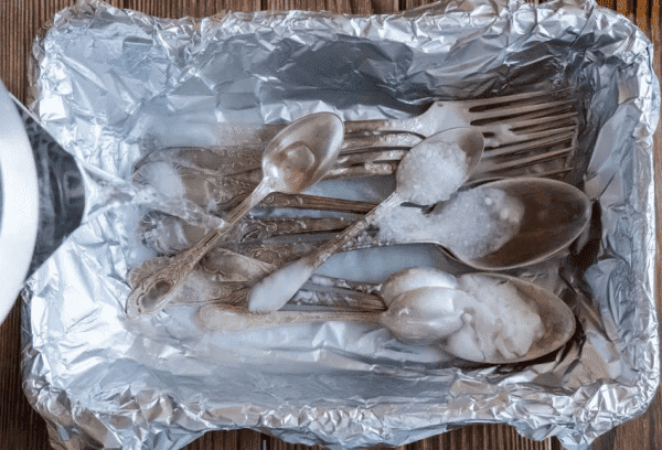 Reinigung von Löffeln und Gabeln mit Alufolie, Natron, Salz und kochendem Wasser