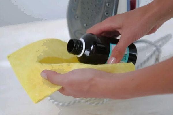 Reinigung der Bügelsohle mit Wasserstoffperoxid