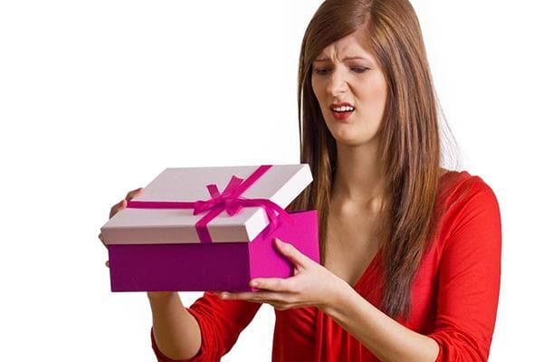 Der Frau gefiel das Geschenk nicht.