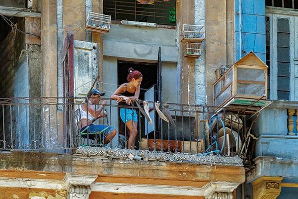 Mädchen auf einem vollgestellten Balkon