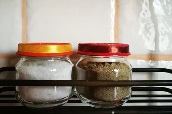 Gläschen mit Salz und Pfeffer