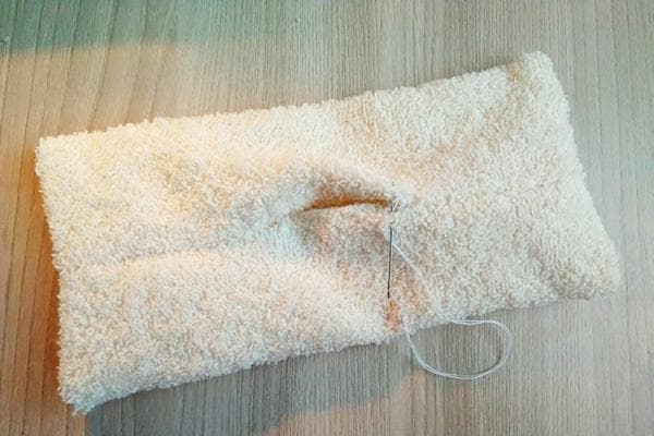 Zusammennähen des Stirnbandes aus einem Handtuch