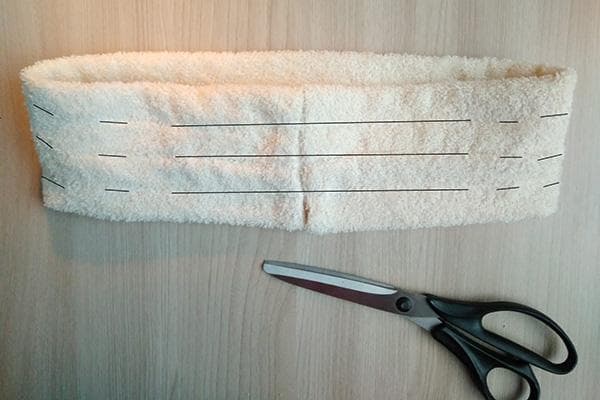 Markierung des Stirnbandes zum Einsetzen der Gummibänder