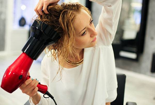 Trocknen der Haare mit einem Haartrockner mit Diffusor