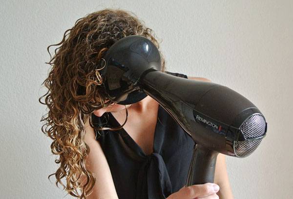 Styling von lockigem Haar mit dem Diffusor