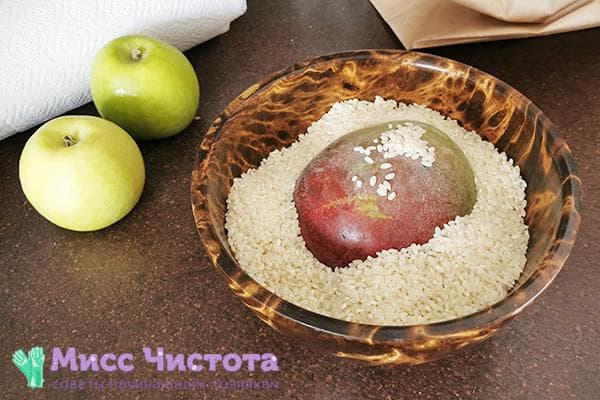 Mango in einer Schale mit Reis