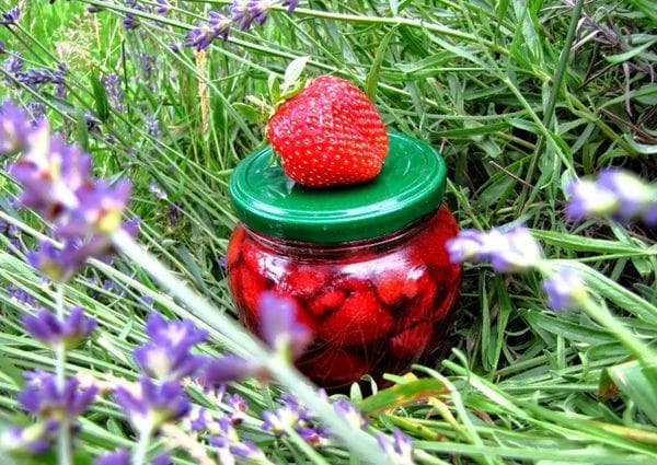 Erdbeerkonfitüre mit Lavendel