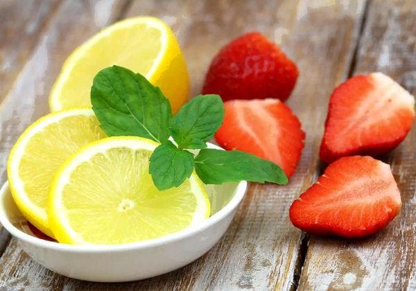 Erdbeeren, Limette und ein Minzzweig