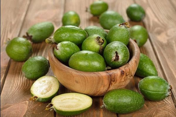 Feijoa-Früchte in einer Holzschale